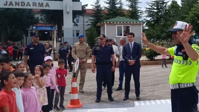 Bilecik’in Pazaryeri ilçesinde düzenlenen anlamlı etkinlikte, jandarma ekipleri öğrencilerle bir