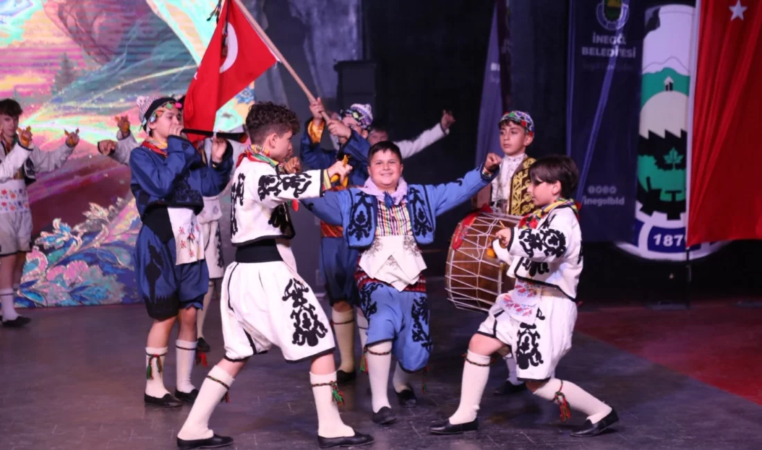 Bursa'da İnegöl Belediyesi Halk Dansları Topluluğu, yaz aylarının ilk açık