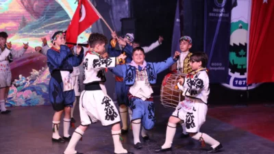 Bursa'da İnegöl Belediyesi Halk Dansları Topluluğu, yaz aylarının ilk açık