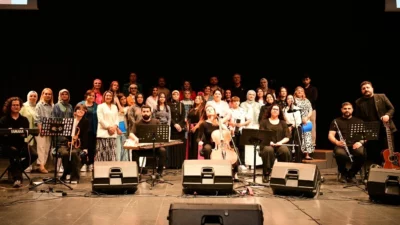 Kocaeli'de Çayırova Belediyesi Korosu’nun dün gerçekleştirdiği ‘80’ler 90’lar Konseri’ renkli