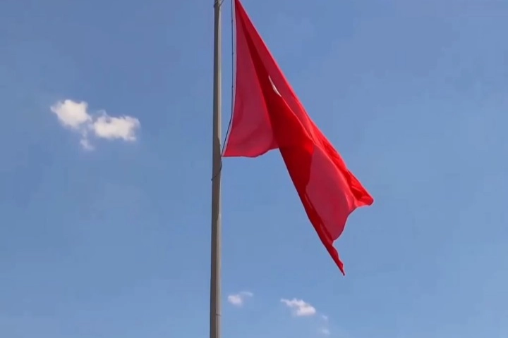 Şanlıurfa'nın Ceylanpınar ilçesinde Millet Bahçesi'nde bulunan Türk bayrağının yıprandığının tespit