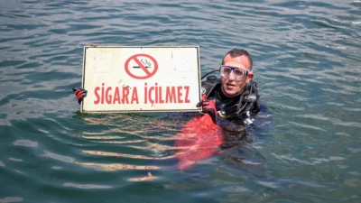 Çevre Haftası nedeniyle Çanakkale’de deniz dibi temizlik çalışmalarında ilginç cisimler