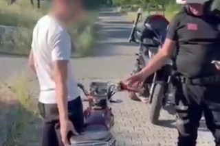 Düzce’de Emniyet Müdürlüğü ekiplerince gerçekleştirilen denetimlerde, abartı egzoz kullanan ve