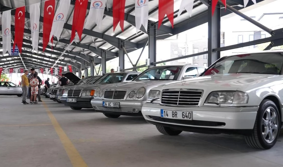 Düzce’de düzenlenen “3. Mercedes Buluşması”nda Türkiye’nin farklı illerinden gelen yaklaşık