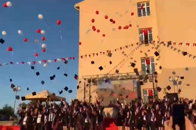 Ediren'de Keşan Anadolu Lisesi’nde düzenlenen mezuniyet töreninde 85 öğrenci diplomalarını