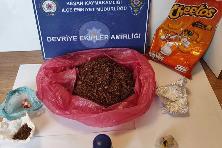 Edirne Keşan'da Yörük Mahallesi'nde durdurulan G.Y.'nin üzerinde cips paketinde çeşitli