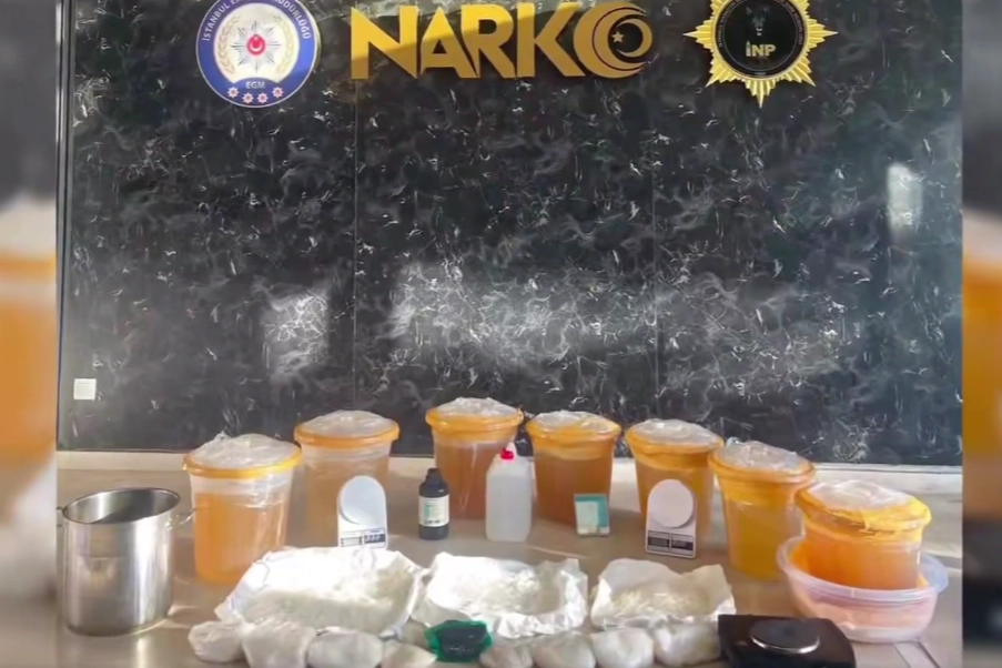 İstanbul İl Emniyet Müdürlüğü ekiplerince Küçükçekmece’de bir adrese düzenlenen narkotik
