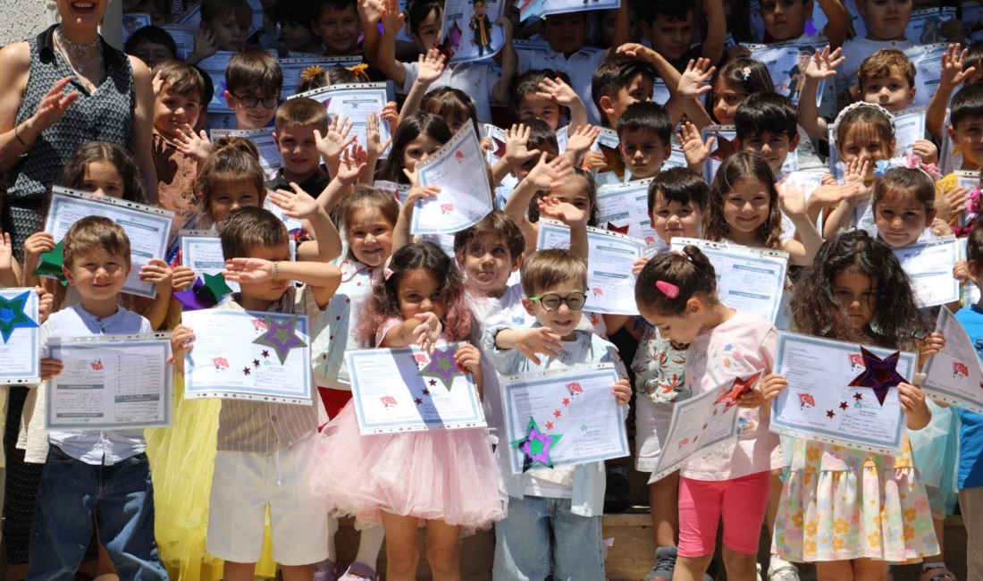 İzmit Belediyesi Çınar Çocuk Evleri’nde eğitim gören minikler karnelerini alarak