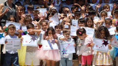 İzmit Belediyesi Çınar Çocuk Evleri’nde eğitim gören minikler karnelerini alarak