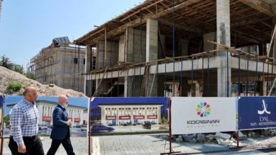 Kayseri Kocasinan Belediye Başkanı Ahmet Çolakbayrakdar, Erciyesevler Mahallesi’nde yapımı tüm