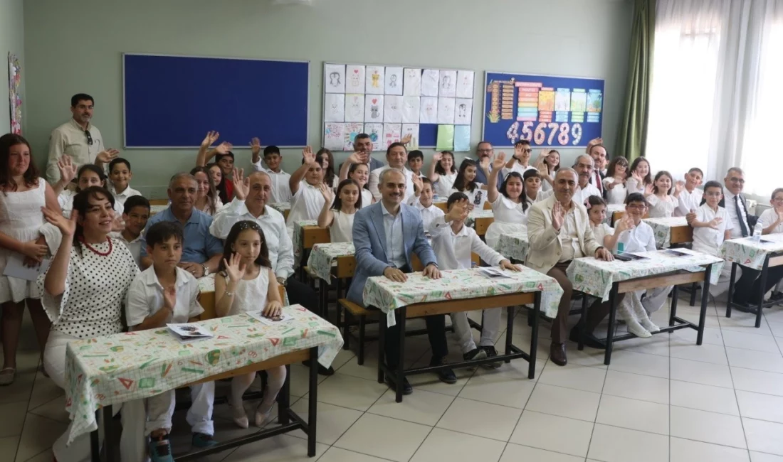 Çayırovalı binlerce öğrenci, bugün gerçekleştirilen karne törenlerinde, karnelerini aldı ve