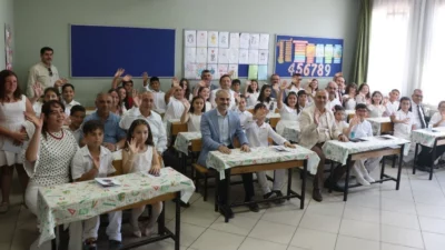 Çayırovalı binlerce öğrenci, bugün gerçekleştirilen karne törenlerinde, karnelerini aldı ve