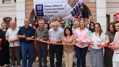 İZMEK’in Akmeşe Mahallesi’nde düzenlenen yıl sonu sergisinde, kursiyerlerin bir yıl