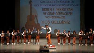 Kocaeli Büyükşehir Belediye Konservatuvarı Gebze Ukulele Orkestrası ve Gitar öğrencileri