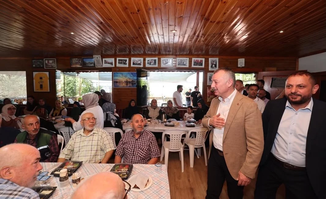Kocaeli Büyükşehir Belediye Başkanı Tahir Büyükakın, Derince’de Yörükler Derneği üyeleriyle