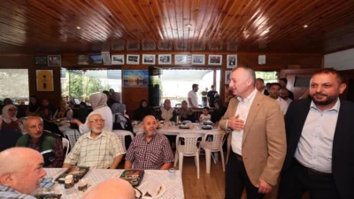 Kocaeli Büyükşehir Belediye Başkanı Tahir Büyükakın, Derince’de Yörükler Derneği üyeleriyle