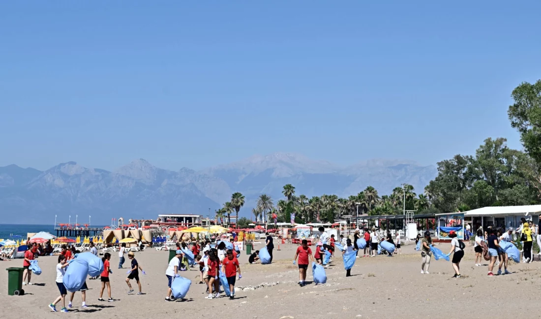 Antalya Muratpaşa Belediyesi öncülüğünde, Lara Plajı’nda öğrencilerin katılımıyla ikinci kez