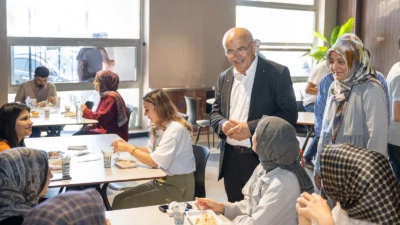 Malatya Büyükşehir Belediye Başkanı Sami Er, Şehir Kütüphanesi'nde ders çalışan