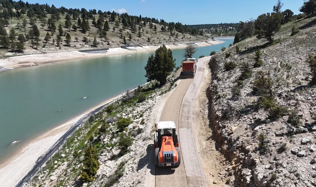 Mersin Büyükşehir Belediyesi, kent genelinde sürdürdüğü yol yapım, bakım ve