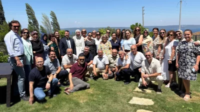 Çanakkale’de okul müdürünün yeniden atanmasına sevinen veliler, okul önünü bayram
