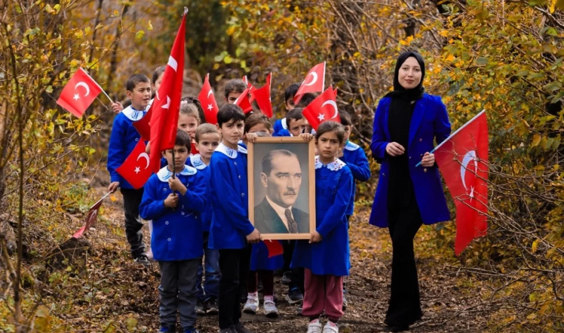 29 Ekim Cumhuriyet Bayramı kutlamalarında ellerinde taşıdıkları Atatürk portresi ile