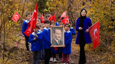 29 Ekim Cumhuriyet Bayramı kutlamalarında ellerinde taşıdıkları Atatürk portresi ile