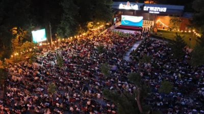 Kocaeli Büyükşehir Belediyesi, yaz aylarında vatandaşlara açık havada sinema keyfi