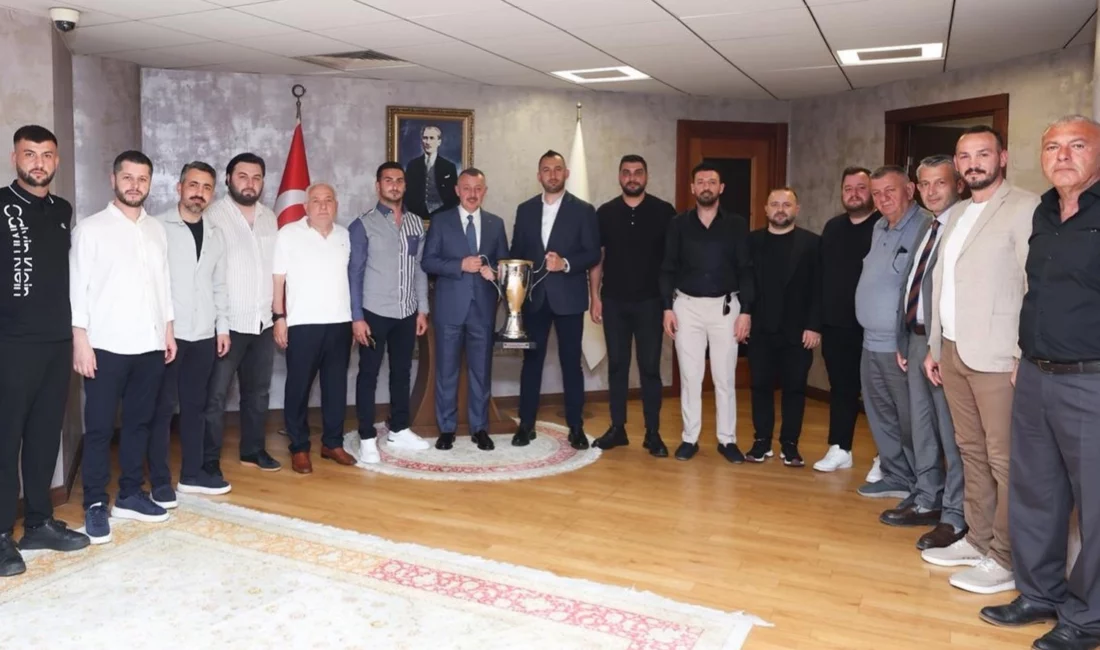 TFF 3. Lig’e yükselen Gölcükspor’un Başkanı Kadir Özdemir ve yöneticiler,