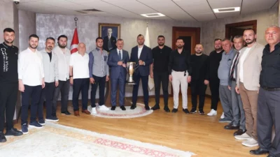 TFF 3. Lig’e yükselen Gölcükspor’un Başkanı Kadir Özdemir ve yöneticiler,