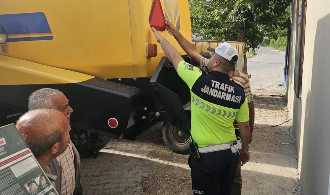Şanlıurfa’da hububat hasadının başlamasıyla birlikte İl Jandarma Komutanlığı, biçerdöver, traktör