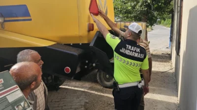 Şanlıurfa’da hububat hasadının başlamasıyla birlikte İl Jandarma Komutanlığı, biçerdöver, traktör
