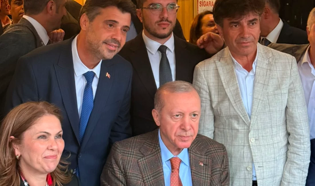 Edirne’de düzenlediği mitingin ardından bir kafeteryada yorgunluk kahvesi içen Cumhurbaşkanı
