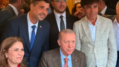 Edirne’de düzenlediği mitingin ardından bir kafeteryada yorgunluk kahvesi içen Cumhurbaşkanı