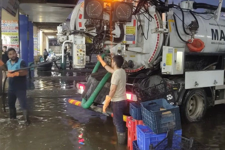 Manisa Salihli'de meydana gelen sel felaketi sonrası Manisa Büyükşehir Belediyesi
