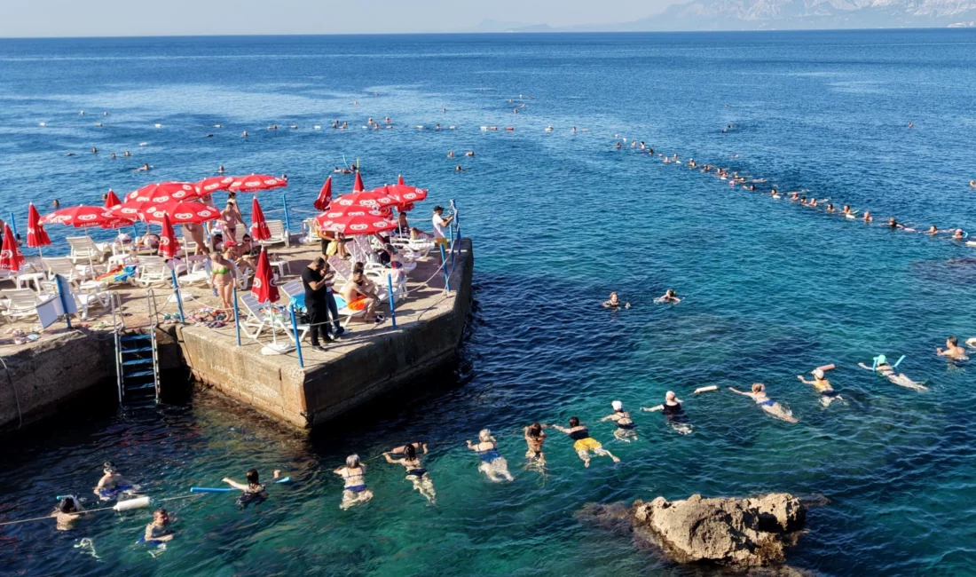 Antalya’da Muratpaşa Belediyesi’nin falezlerin kıyısındaki mavi bayraklı Erenkuş Plajı’nda düzenlediği