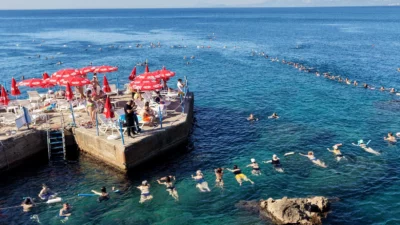 Antalya’da Muratpaşa Belediyesi’nin falezlerin kıyısındaki mavi bayraklı Erenkuş Plajı’nda düzenlediği