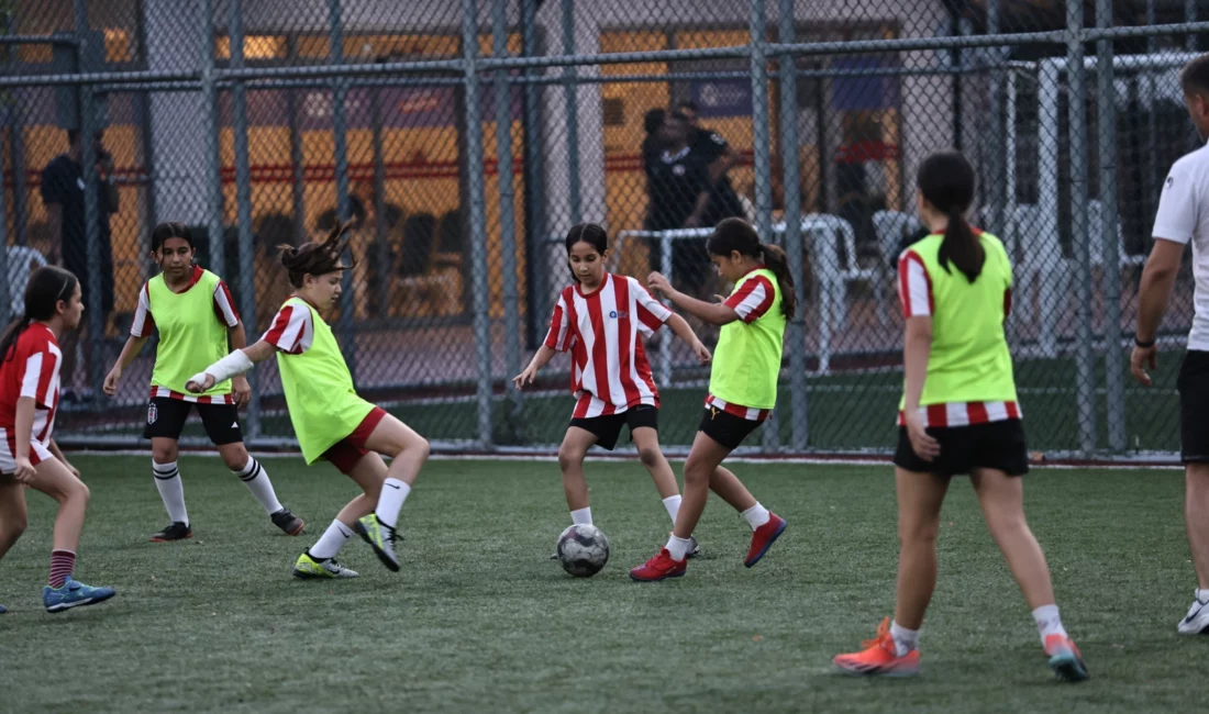 Antalya Büyükşehir Belediyesi Futbol Akademisi, yaz okulu programı kapsamında çocukları