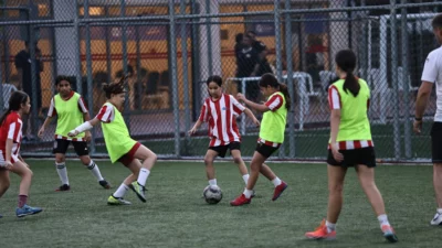 Antalya Büyükşehir Belediyesi Futbol Akademisi, yaz okulu programı kapsamında çocukları