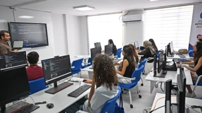 Antalya Büyükşehir Belediyesi, gençleri geleceğin mesleklerine hazırlayacak önemli bir eğitim