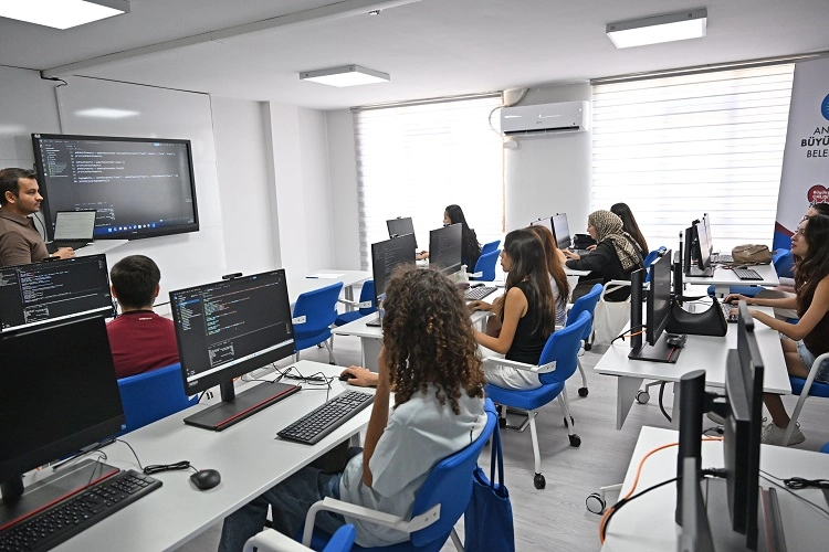 Antalya Büyükşehir Belediyesi, gençleri geleceğin mesleklerine hazırlayacak önemli bir eğitim