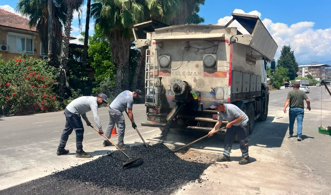 Antalya Büyükşehir Belediyesi, Finike'de yaz dönemi yol bakım ve onarım