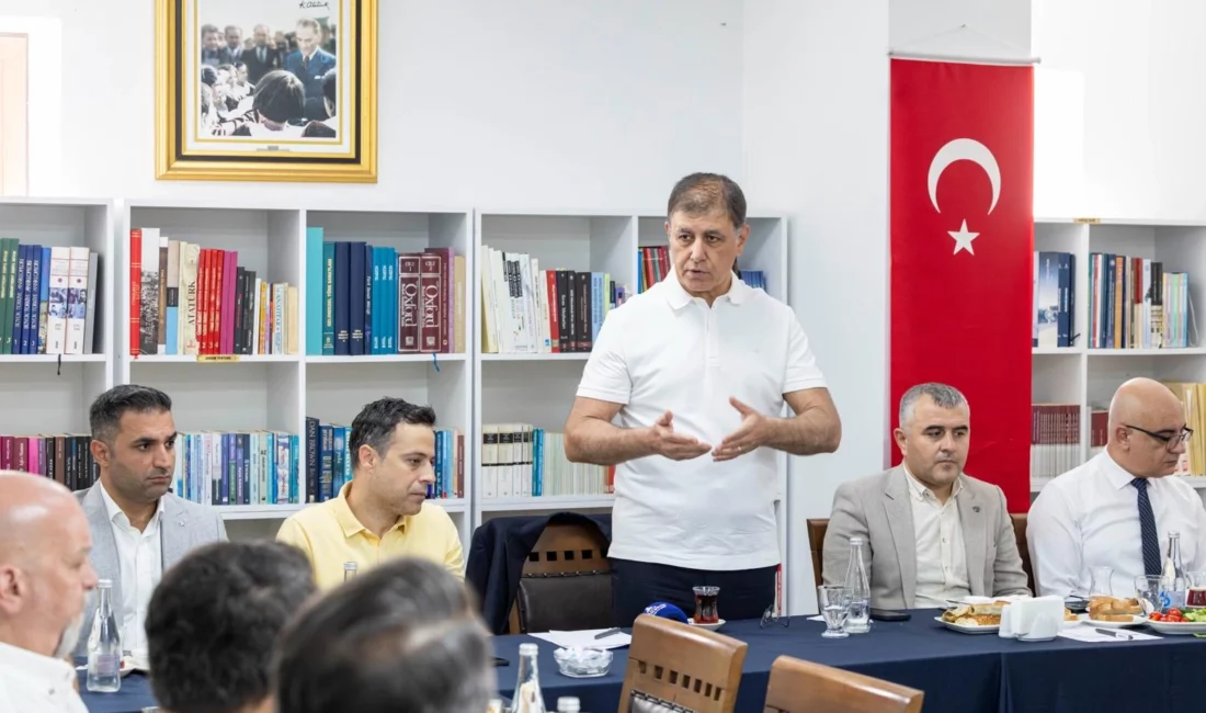 İzmir Büyükşehir Belediye Başkanı Dr. Cemil Tugay, mesaisine Kemeraltı esnafıyla