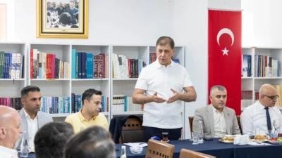 İzmir Büyükşehir Belediye Başkanı Dr. Cemil Tugay, mesaisine Kemeraltı esnafıyla