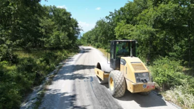 Bursa Büyükşehir Belediyesi, 17 ilçede sürdürdüğü yol yenileme çalışmaları kapsamında