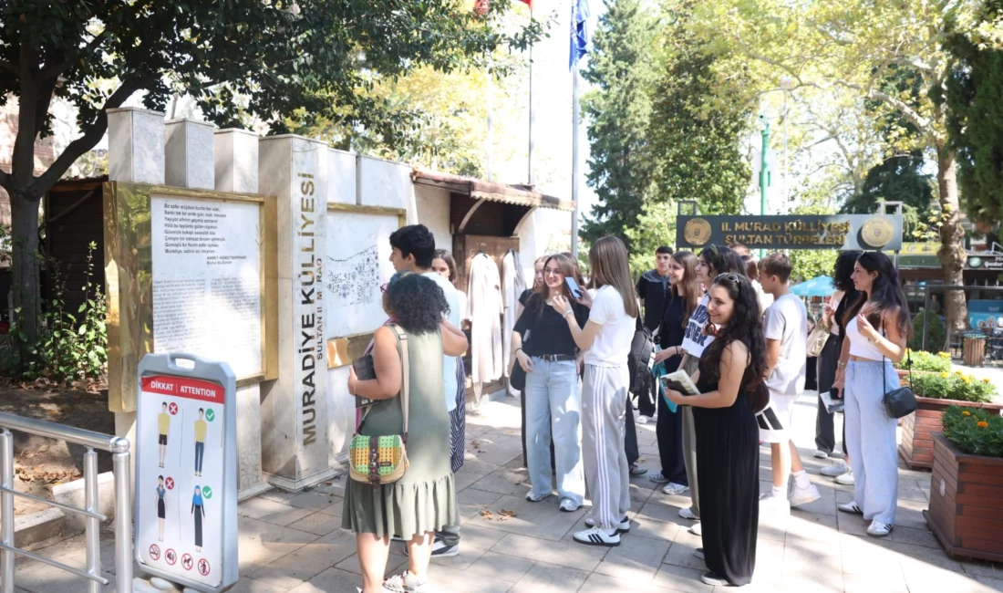 Bursa'da Osmangazi Belediyesi’nin düzenlediği “Tanpınarname Atölyeleri” kapsamında gençler, Ahmet Hamdi