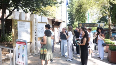 Bursa'da Osmangazi Belediyesi’nin düzenlediği “Tanpınarname Atölyeleri” kapsamında gençler, Ahmet Hamdi