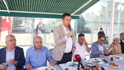 Bursa'da Osmangazi Belediye Başkanı Erkan Aydın, mahalle buluşmaları kapsamında Gülbahçe