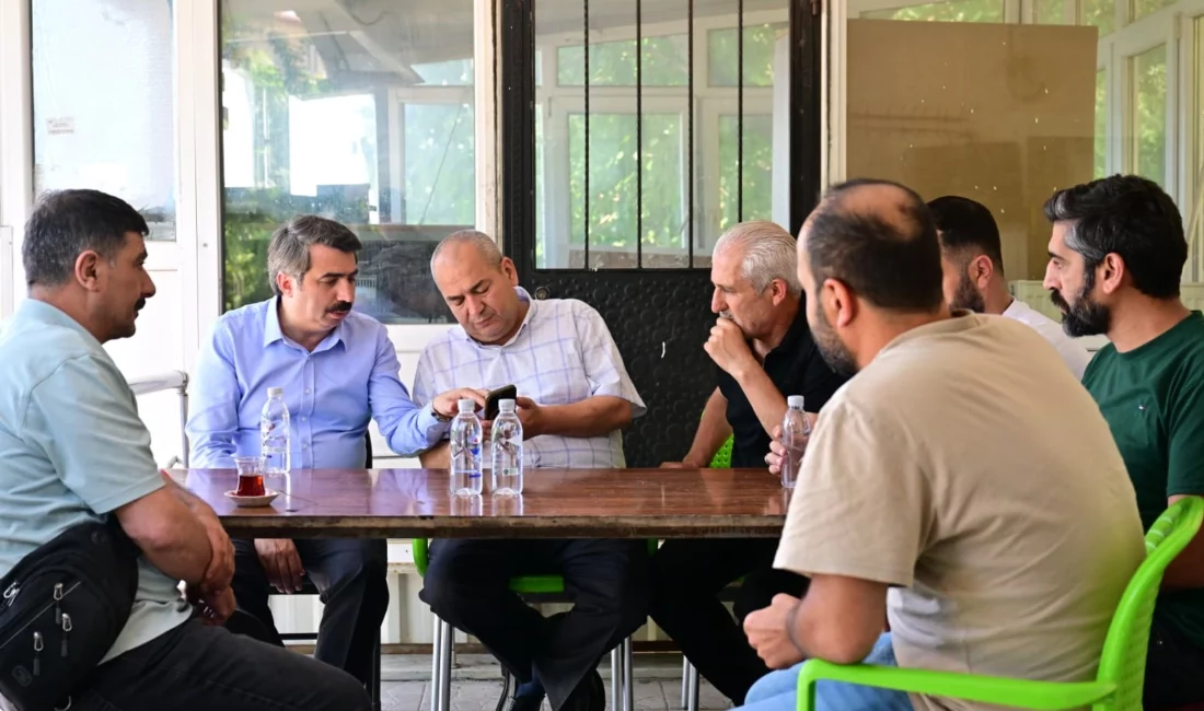 Bursa'da Yıldırım Belediye Başkanı Oktay Yılmaz, Teleferik Mahallesi’nde esnafla bir