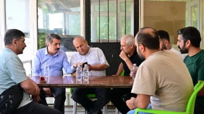 Bursa'da Yıldırım Belediye Başkanı Oktay Yılmaz, Teleferik Mahallesi’nde esnafla bir