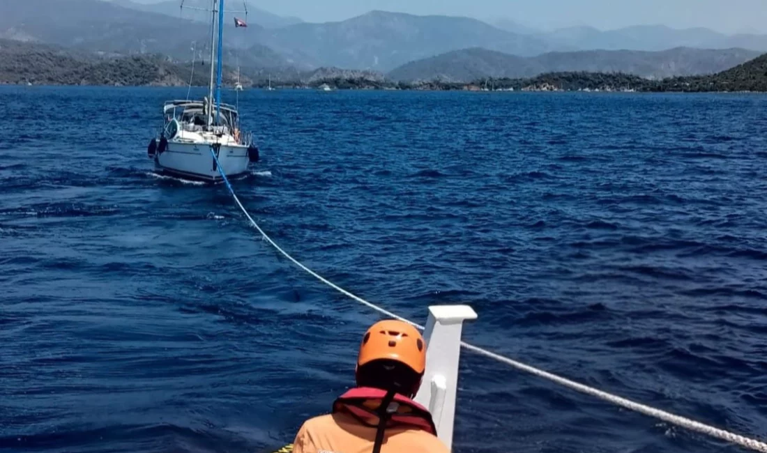 Muğla'nın Dalaman ilçesi açıklarında makine arızası nedeniyle sürüklenen ve içinde